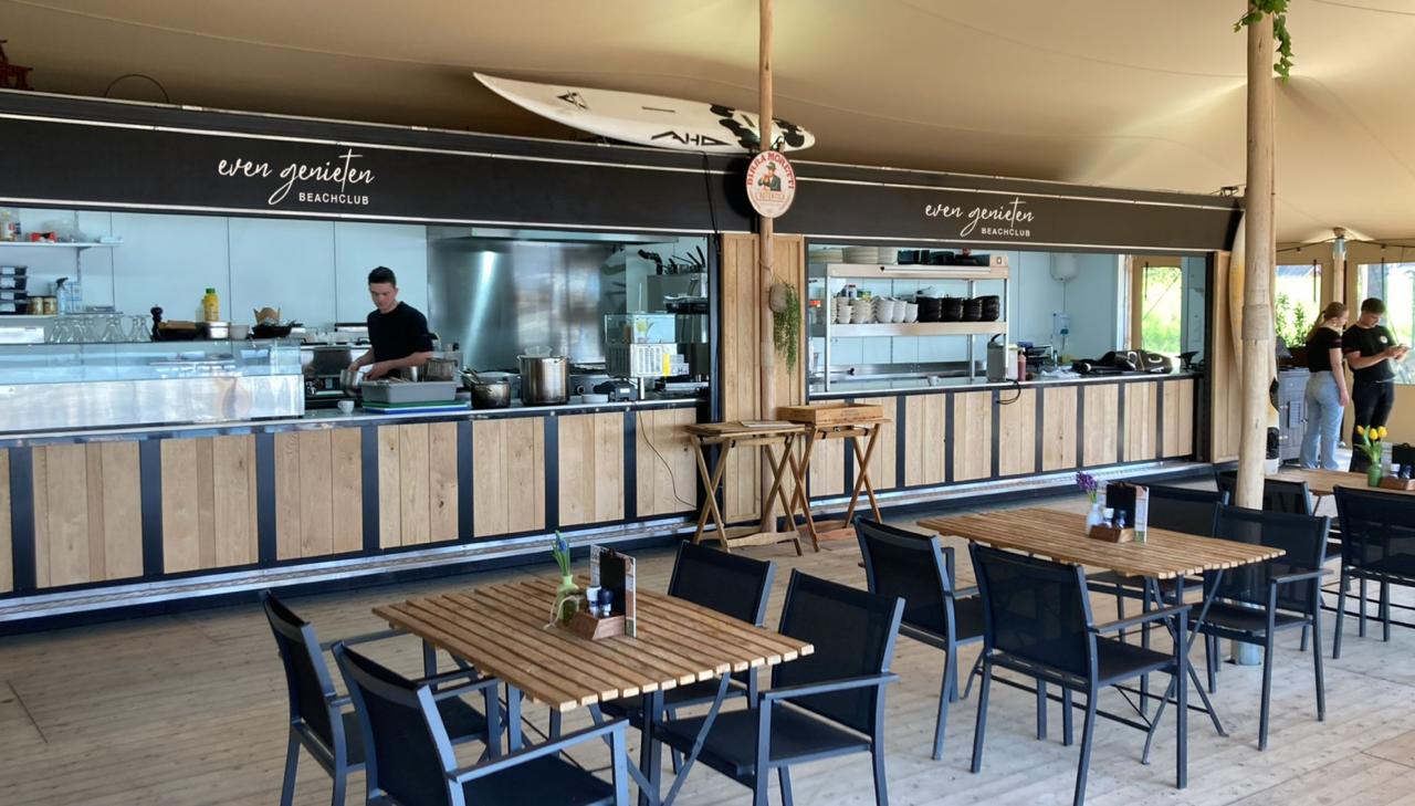 Innenbereich des Beachclubs mit offener Küche